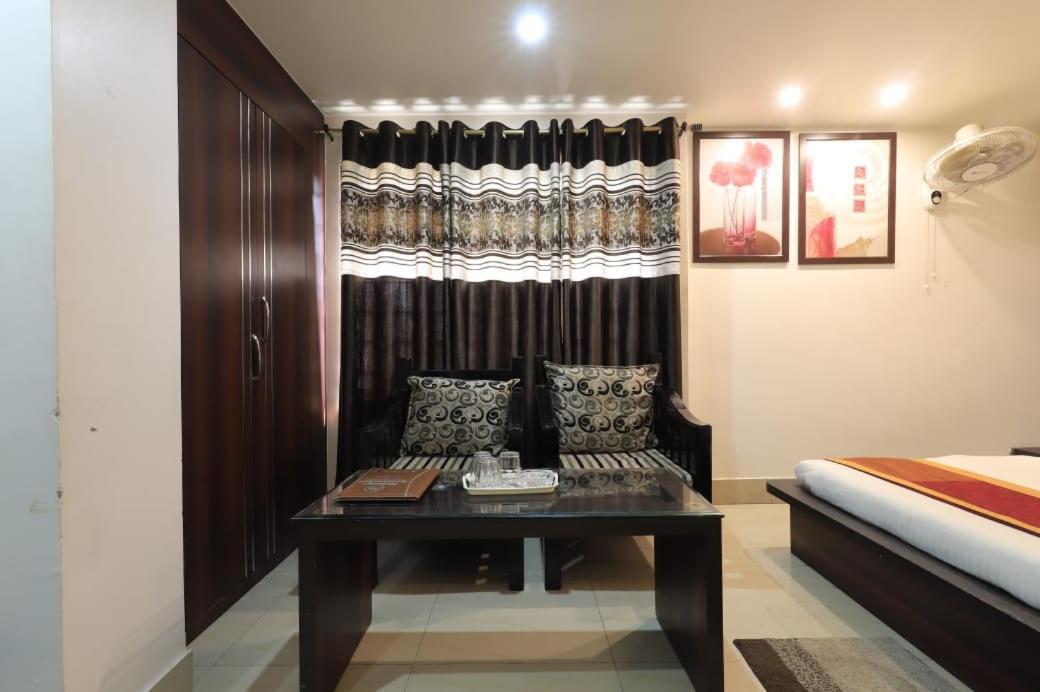 Hotel Rashmi กูวาฮาติ ภายนอก รูปภาพ
