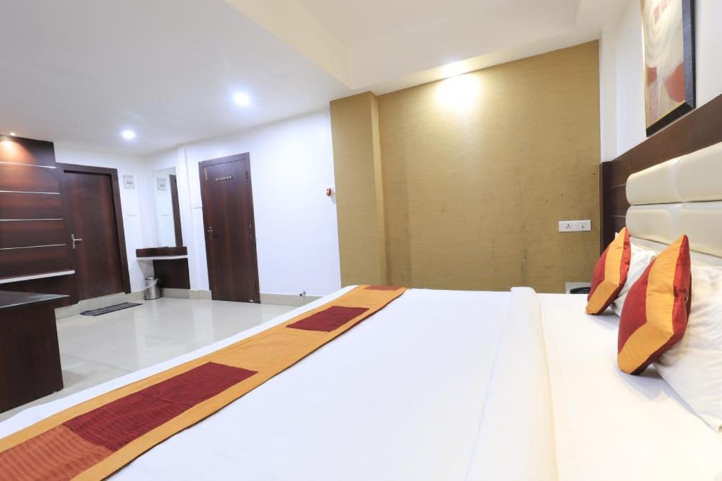 Hotel Rashmi กูวาฮาติ ภายนอก รูปภาพ
