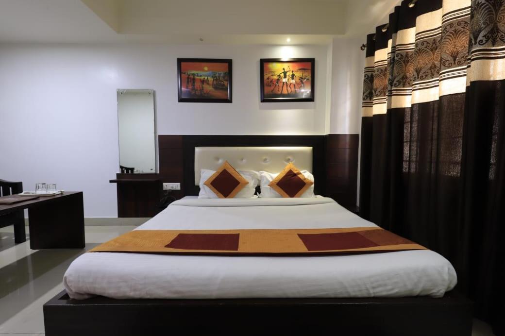 Hotel Rashmi กูวาฮาติ ภายนอก รูปภาพ