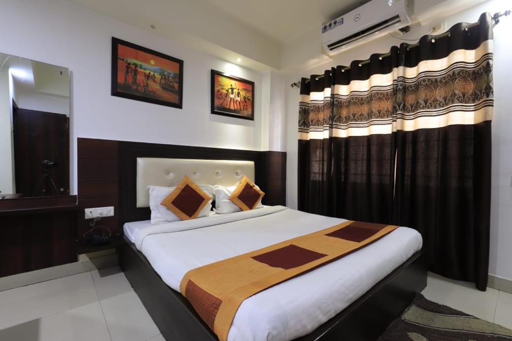 Hotel Rashmi กูวาฮาติ ภายนอก รูปภาพ