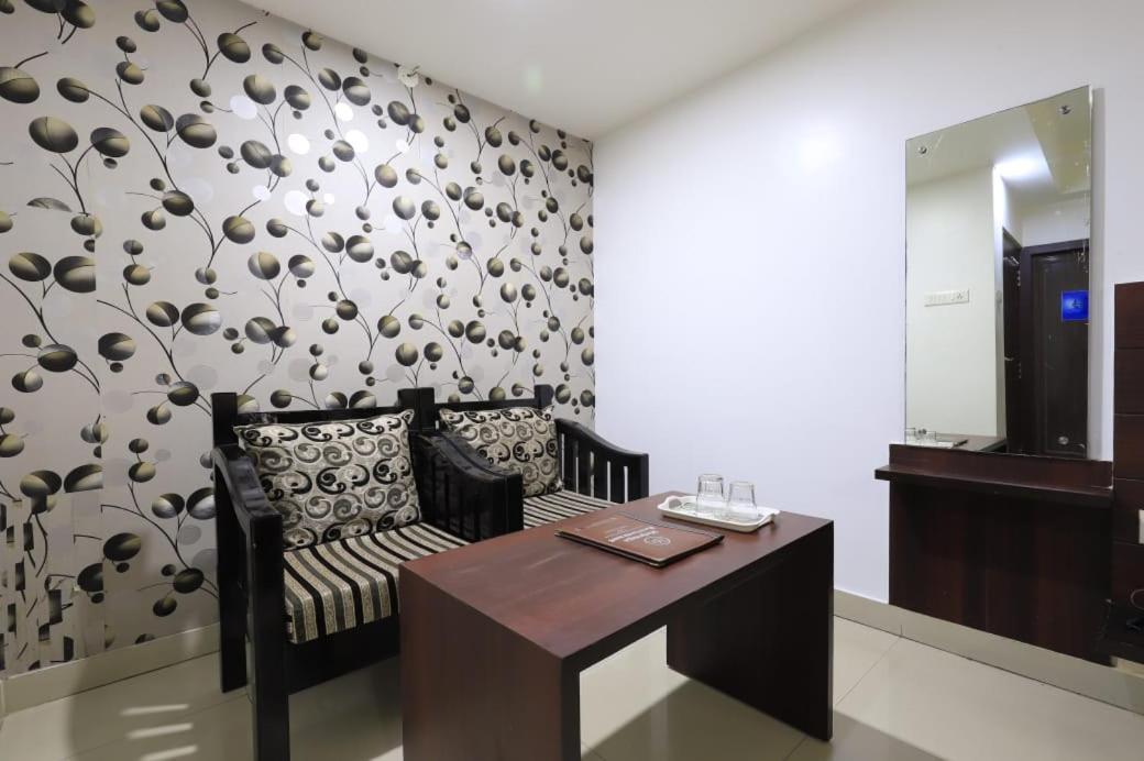 Hotel Rashmi กูวาฮาติ ภายนอก รูปภาพ